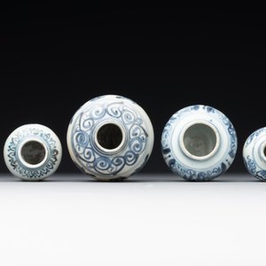 A varied collection of 22 Chinese blue and white jarlets, covered boxes and miniature vases, Ming — photo 23