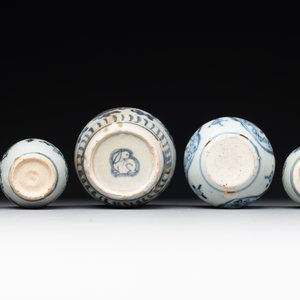 A varied collection of 22 Chinese blue and white jarlets, covered boxes and miniature vases, Ming — photo 24