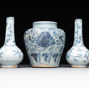 A varied collection of 22 Chinese blue and white jarlets, covered boxes and miniature vases, Ming — photo 25