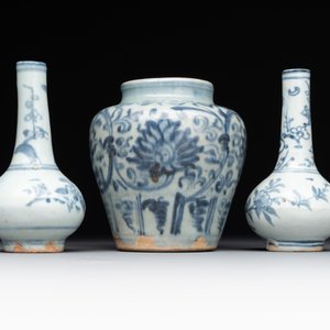 A varied collection of 22 Chinese blue and white jarlets, covered boxes and miniature vases, Ming — photo 26