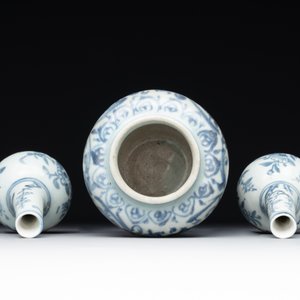 A varied collection of 22 Chinese blue and white jarlets, covered boxes and miniature vases, Ming — photo 27