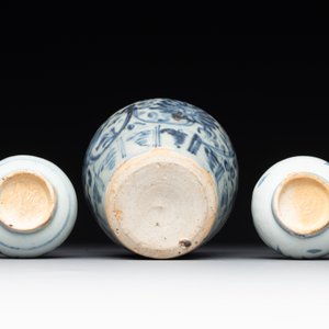 A varied collection of 22 Chinese blue and white jarlets, covered boxes and miniature vases, Ming — photo 28