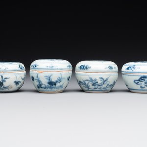 A varied collection of 22 Chinese blue and white jarlets, covered boxes and miniature vases, Ming — photo 3