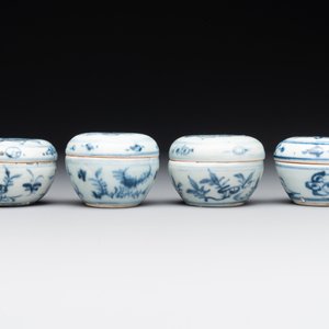A varied collection of 22 Chinese blue and white jarlets, covered boxes and miniature vases, Ming — photo 4