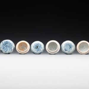 A varied collection of 22 Chinese blue and white jarlets, covered boxes and miniature vases, Ming — photo 5