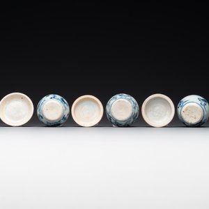 A varied collection of 22 Chinese blue and white jarlets, covered boxes and miniature vases, Ming — photo 6