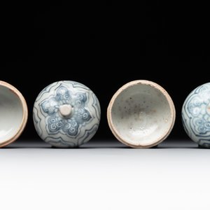 A varied collection of 22 Chinese blue and white jarlets, covered boxes and miniature vases, Ming — photo 8