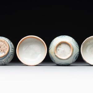 A varied collection of 22 Chinese blue and white jarlets, covered boxes and miniature vases, Ming — photo 9