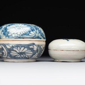 A varied collection of 22 Chinese blue and white jarlets, covered boxes and miniature vases, Ming — photo 10