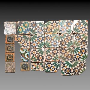 A varied collection of 24 polychrome Spanish tiles, Seville and Valencia, 15/16th C. — photo 1