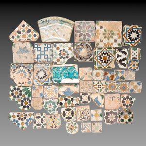 A varied collection of 46 polychrome Spanish and two Islamic tiles and fragments, 13/16th C. — foto 1