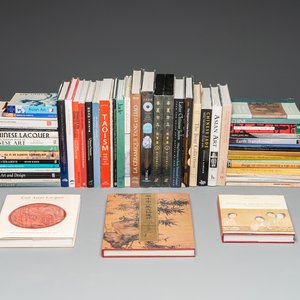 A varied collection of 55 Chinese art reference books mainly on lacquer work, jade and paintings — 照片 1