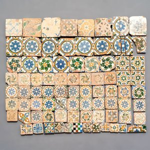 A varied collection of 84 polychrome Spanish tiles with floral design, 15/17th C. — foto 1