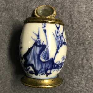 A varied collection of blue and white Chinese and Japanese porcelain, Ming and later — photo 34