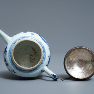 A varied collection of blue and white Chinese and Japanese porcelain, Ming and later — photo 8