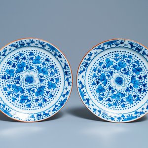 A varied collection of blue and white Dutch Delft plates and vases, 18th C. — 照片 2