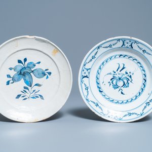 A varied collection of blue and white Dutch Delft plates and vases, 18th C. — 照片 4