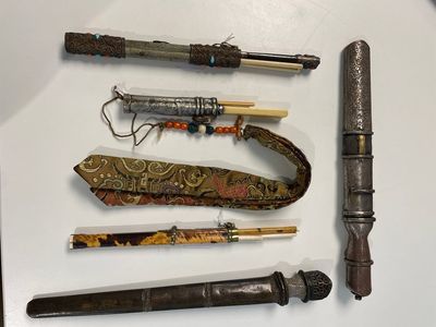 A varied collection of Chinese and Japanese eating set trousses, a Tibetan 'kapala' and two daggers, 18/19th C. — photo 1