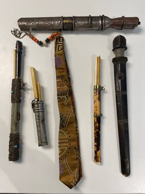 A varied collection of Chinese and Japanese eating set trousses, a Tibetan 'kapala' and two daggers, 18/19th C. — photo 2