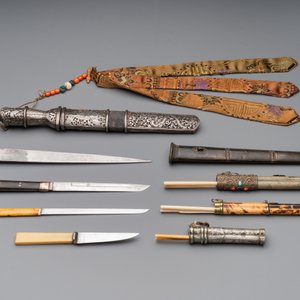 A varied collection of Chinese and Japanese eating set trousses, a Tibetan 'kapala' and two daggers, 18/19th C. — photo 2