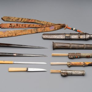 A varied collection of Chinese and Japanese eating set trousses, a Tibetan 'kapala' and two daggers, 18/19th C. — photo 3