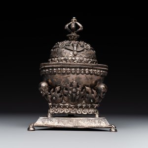 A varied collection of Chinese and Japanese eating set trousses, a Tibetan 'kapala' and two daggers, 18/19th C. — photo 4