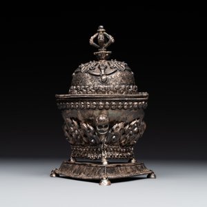A varied collection of Chinese and Japanese eating set trousses, a Tibetan 'kapala' and two daggers, 18/19th C. — photo 5