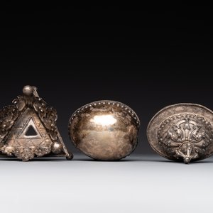 A varied collection of Chinese and Japanese eating set trousses, a Tibetan 'kapala' and two daggers, 18/19th C. — photo 6