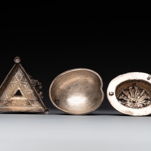 A varied collection of Chinese and Japanese eating set trousses, a Tibetan 'kapala' and two daggers, 18/19th C. — photo 7