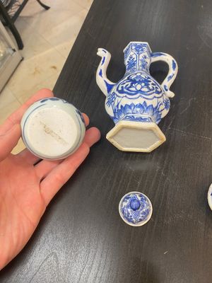 A varied collection of Chinese and Japanese porcelain, 18th C. — 照片 9