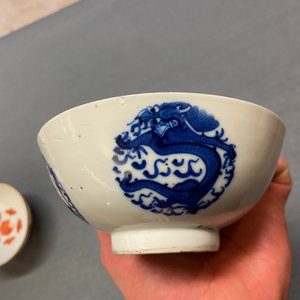 A varied collection of Chinese blue and white and famille rose porcelain, 19/20th C. — photo 42