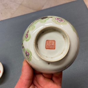 A varied collection of Chinese blue and white and famille rose porcelain, 19/20th C. — photo 46