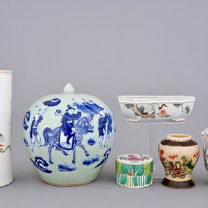 A varied collection of Chinese blue and white and famille rose porcelain, 19/20th C. — photo 1