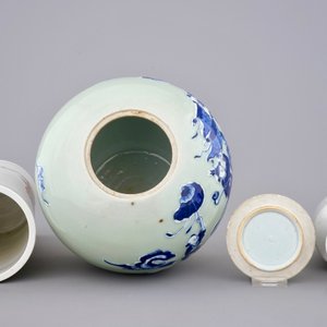 A varied collection of Chinese blue and white and famille rose porcelain, 19/20th C. — photo 6