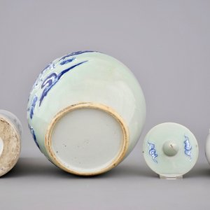 A varied collection of Chinese blue and white and famille rose porcelain, 19/20th C. — photo 7