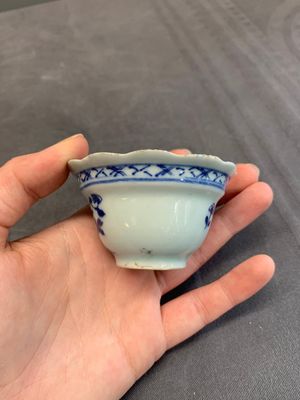 A varied collection of Chinese blue and white, and famille rose tea wares, Qianlong — photo 38