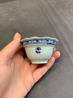 A varied collection of Chinese blue and white, and famille rose tea wares, Qianlong — photo 39