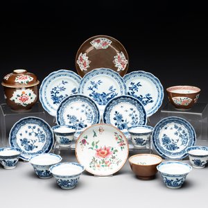 A varied collection of Chinese blue and white, and famille rose tea wares, Qianlong — photo 1