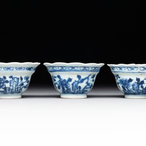 A varied collection of Chinese blue and white, and famille rose tea wares, Qianlong — photo 12