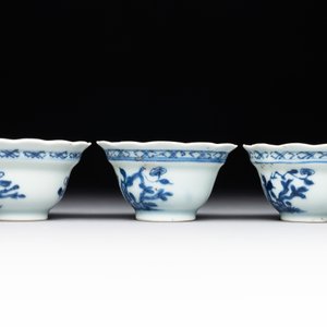 A varied collection of Chinese blue and white, and famille rose tea wares, Qianlong — photo 13