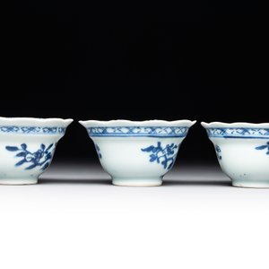 A varied collection of Chinese blue and white, and famille rose tea wares, Qianlong — photo 15