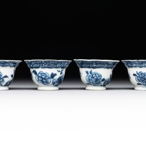 A varied collection of Chinese blue and white, and famille rose tea wares, Qianlong — photo 18