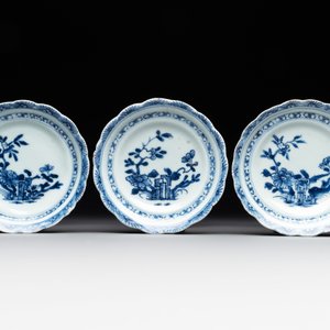A varied collection of Chinese blue and white, and famille rose tea wares, Qianlong — photo 2
