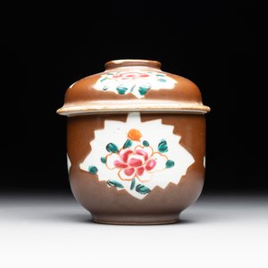 A varied collection of Chinese blue and white, and famille rose tea wares, Qianlong — photo 24