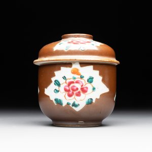 A varied collection of Chinese blue and white, and famille rose tea wares, Qianlong — photo 25