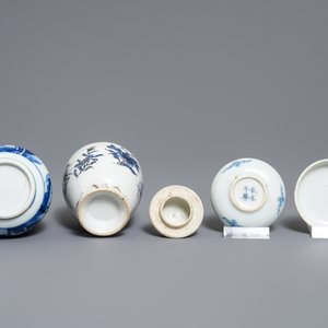 A varied collection of Chinese blue and white and famille rose wares, Kangxi and later — 照片 9