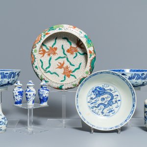 A varied collection of Chinese blue and white and famille verte porcelain, 19th C. — photo 1