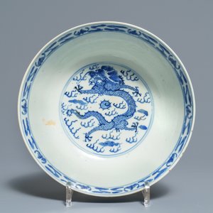 A varied collection of Chinese blue and white and famille verte porcelain, 19th C. — photo 7