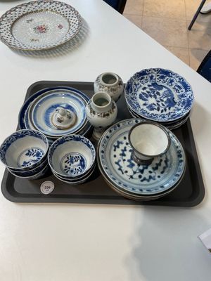 A varied collection of Chinese blue and white, grisaille and famille verte porcelain, Kangxi and later — photo 1