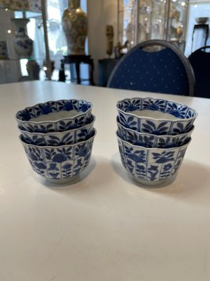 A varied collection of Chinese blue and white, grisaille and famille verte porcelain, Kangxi and later — photo 17